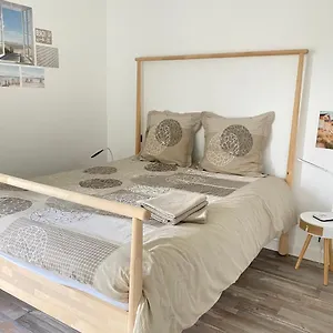 Des 3 Iles, En Plein Centre-ville, A 5 Min Des Plages, 3 Neufs Apartment